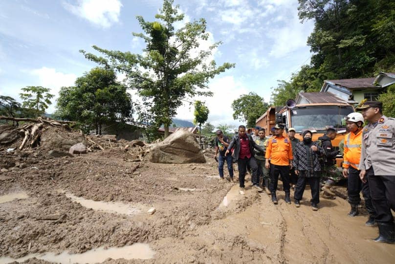 Gubernur Dampingi Mensos Kunjungi Lokasi Longsor di Gowa